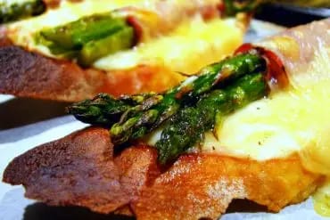 Tosta de trigueros con beicon y queso cheddar