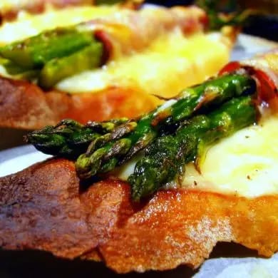 Tosta de trigueros con beicon y queso cheddar