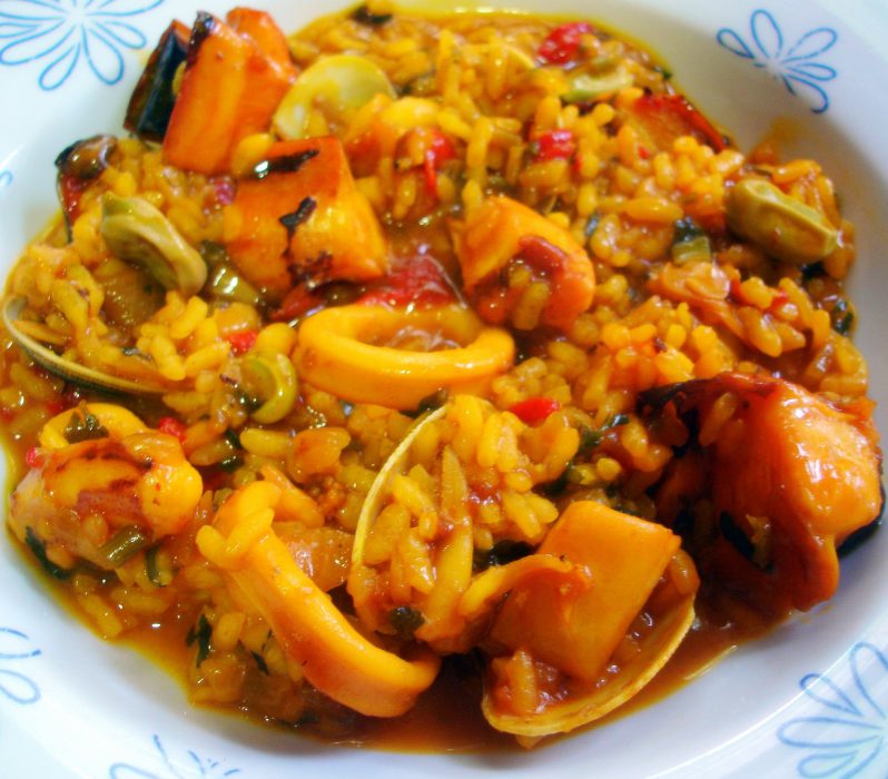 Arroz con sepia, calamares y rejo