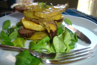 Mil hojas de carrillera ibérica con patatas asadas