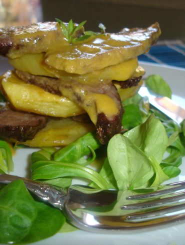 Mil hojas de carrillera ibérica con patatas asadas