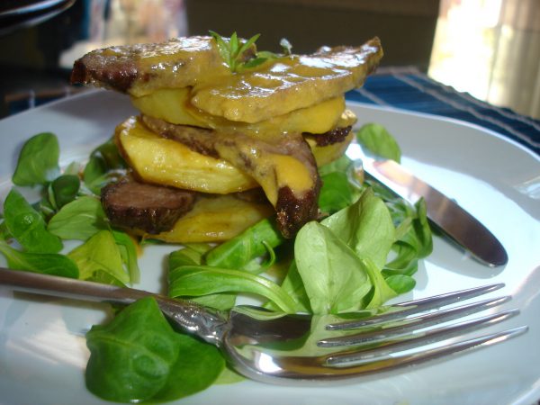 Mil hojas de carrilleras de cerdo ibérico con patatas asadas