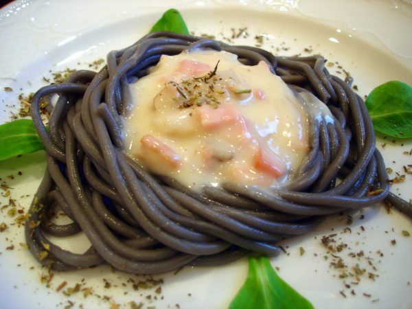 Espaguetis negros a la carbonara