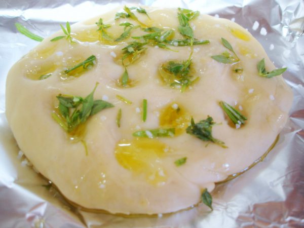 Antes de meter al horno la Focaccia, la rociamos con un chorrito de aceite y la colocamos las especias y la sal gorda por encima.