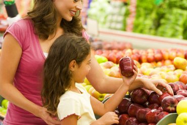 Personas comprando alimentos