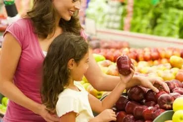 Personas comprando alimentos