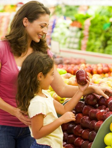 Personas comprando alimentos