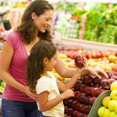 Personas comprando alimentos