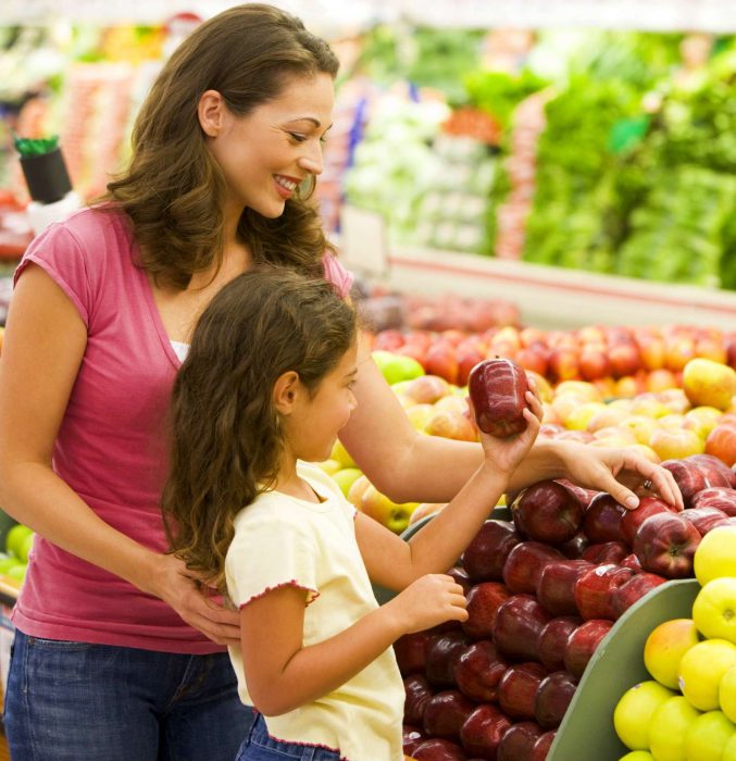 Personas comprando alimentos