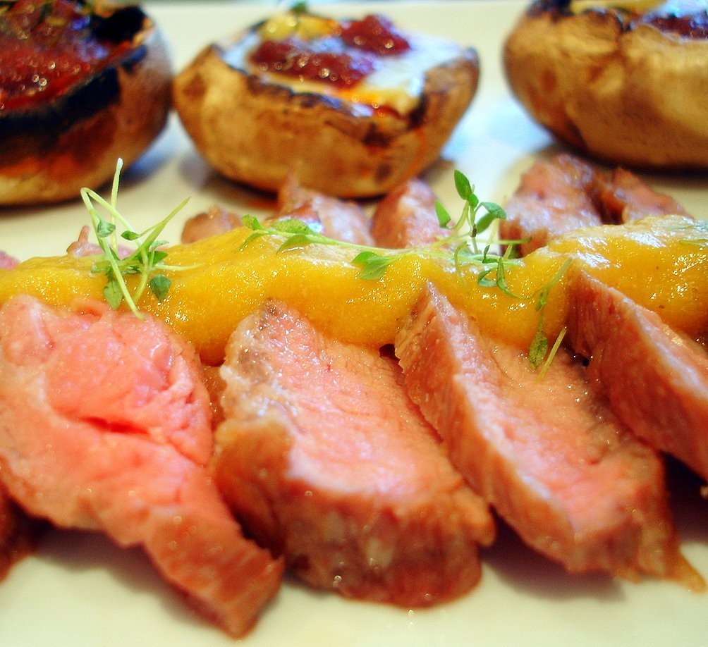 Pluma Ibérica con salsa de melocotón y Champiñones rellenos de sobrasada de mallorca