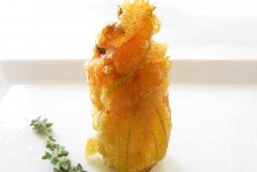 Flor de calabacin en tempura de culinarytheology.com