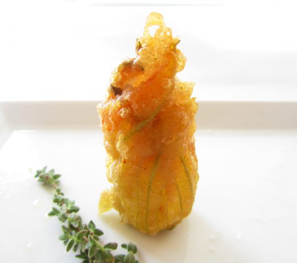 Flor de calabacín rellena en tempura