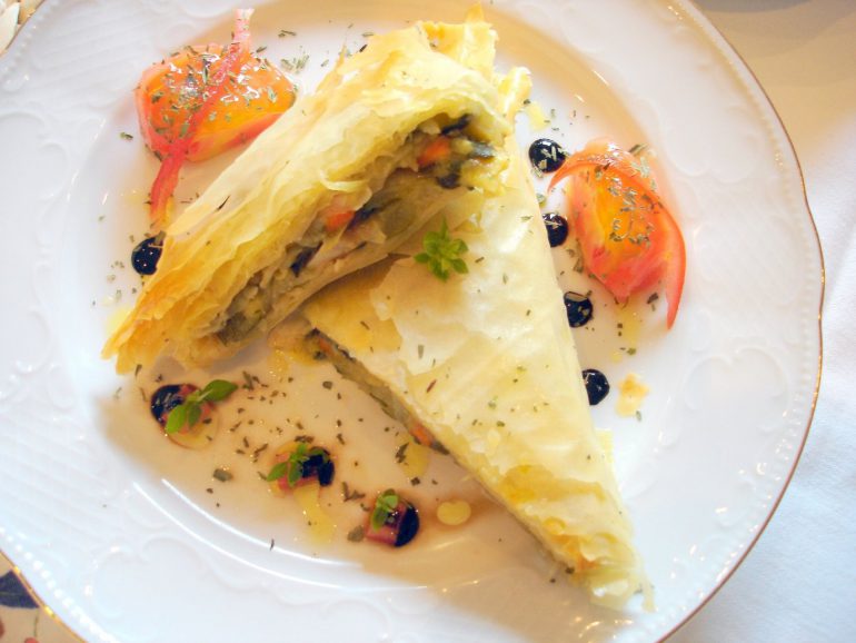 pasta filo rellena de pollo al curry