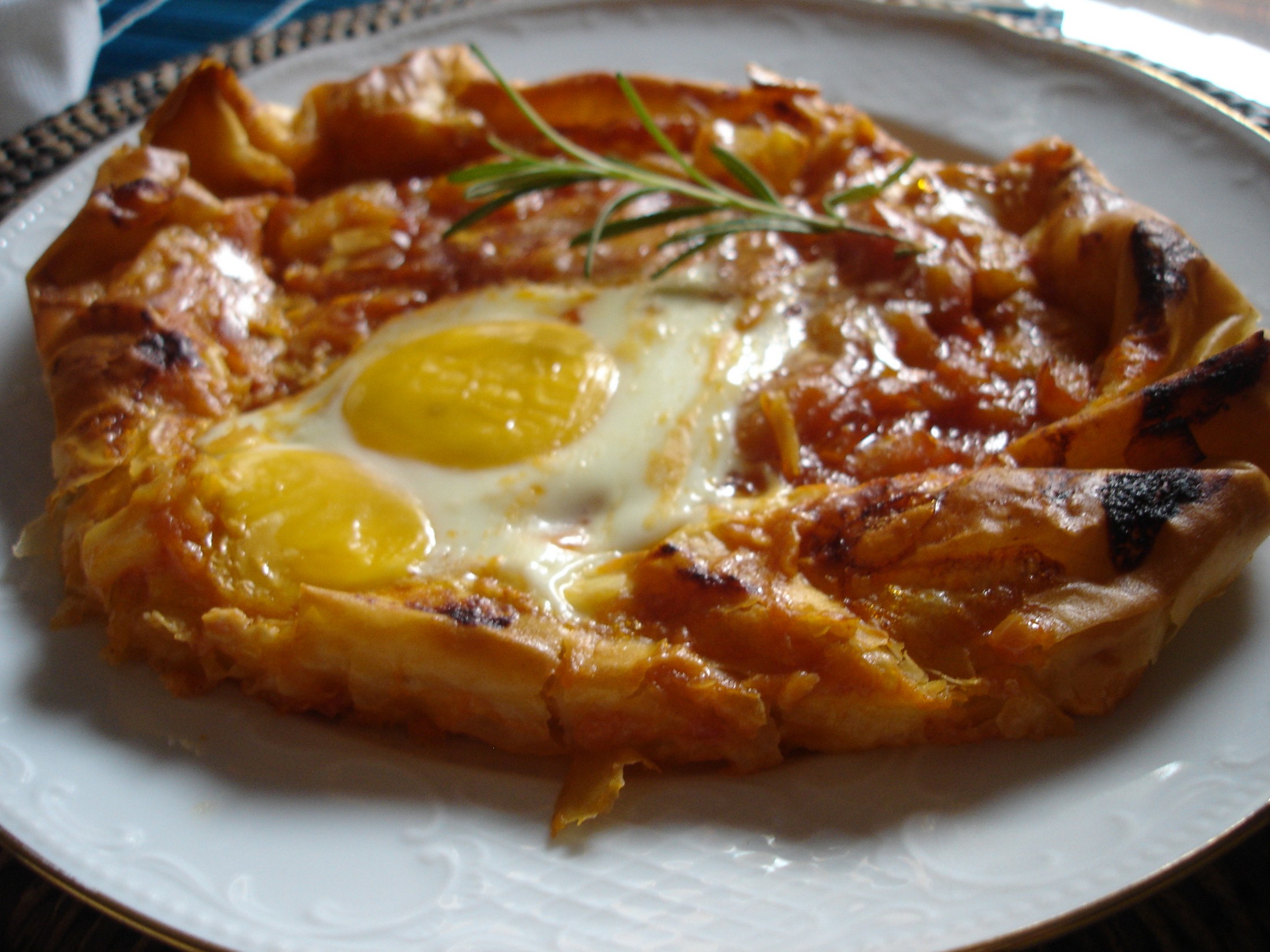 Receta de pasta filo rellena de pisto y huevo