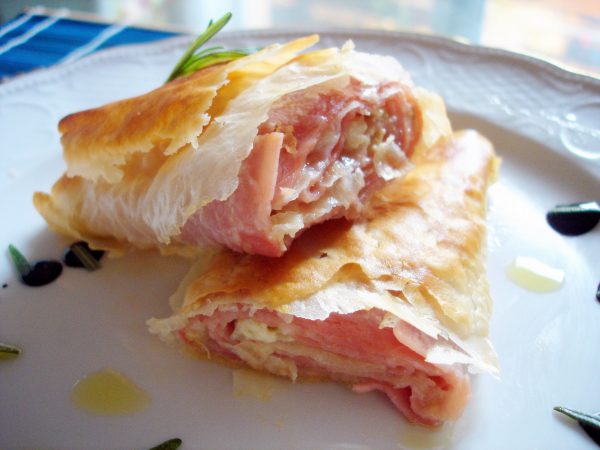 Rollitos rellenos de jamón con queso en pasta filo