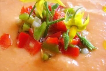 Cuenco de salmorejo cordobés casero visto de cerca, con su picadillo en el centro y perlas de aceite de oliva virgen extra