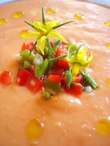 Cuenco de salmorejo cordobés casero visto de cerca, con su picadillo en el centro y perlas de aceite de oliva virgen extra