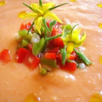 Cuenco de salmorejo cordobés casero visto de cerca, con su picadillo en el centro y perlas de aceite de oliva virgen extra