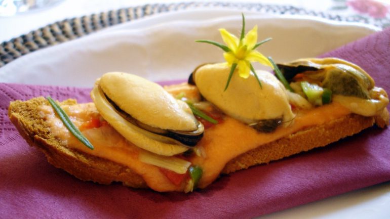 Tosta de salmorejo y mejillones