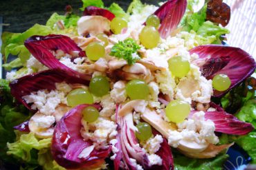 Ensalada de endivias con requesón y uvas