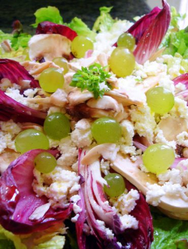 Ensalada de endivias con requesón y uvas