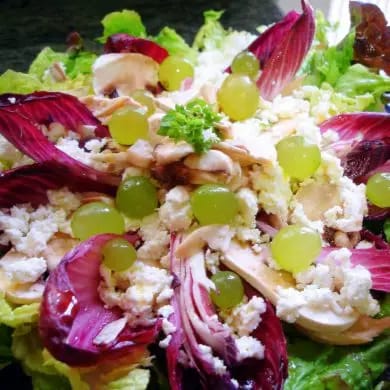 Ensalada de endivias con requesón y uvas