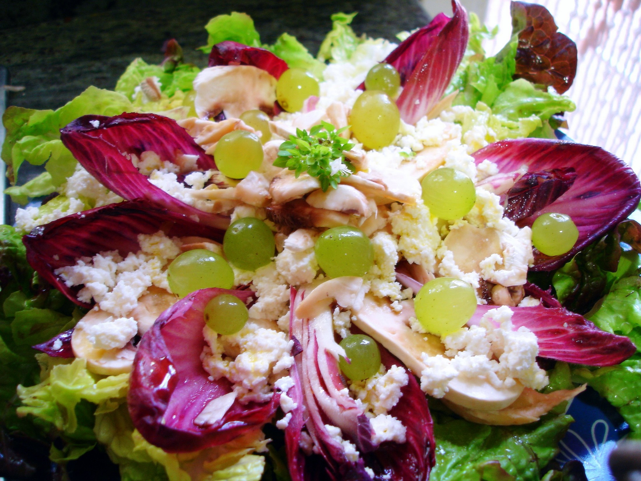 Ensalada de endivias con requesón y uvas