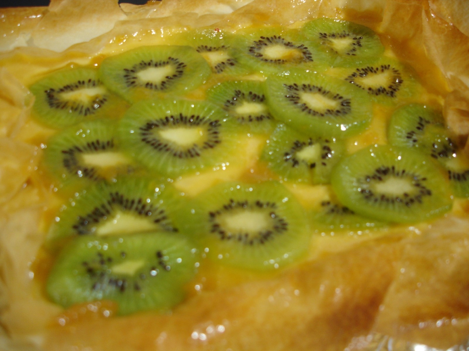 Pasta filo rellena de crema y kiwi