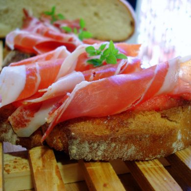 Tapa o tosta de jamón ibérico