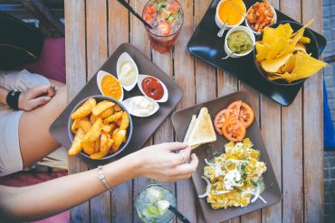 Comida en la mesa