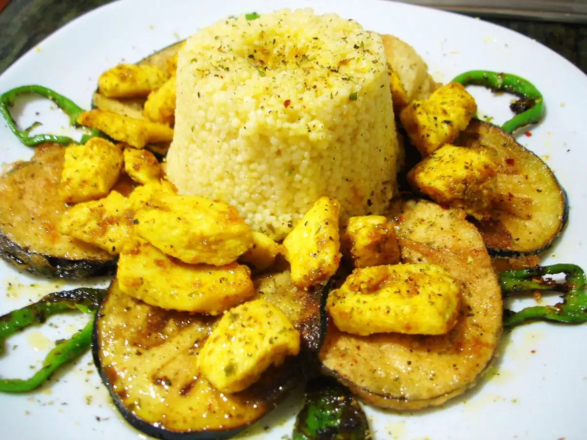 Cuscús de pollo al curry y verduras Cuscús con pollo al curry y verduras