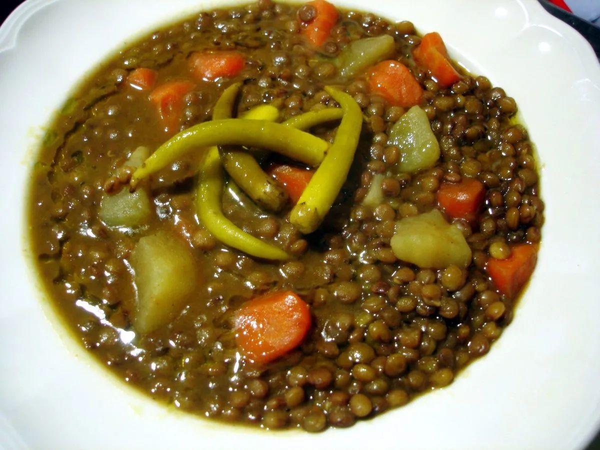 Plato de lentejas con verduras servido muy caliente