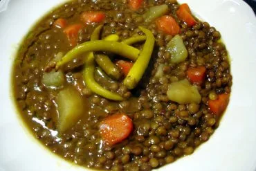 Plato de lentejas a la hortelana servido muy caliente
