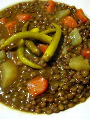 Plato de lentejas a la hortelana servido muy caliente