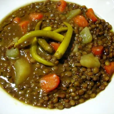 Plato de lentejas a la hortelana servido muy caliente