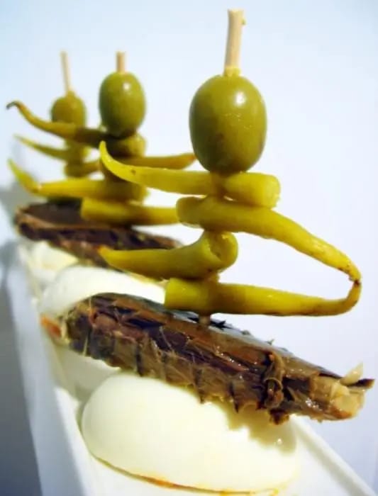 Pincho de chicharro, huevo relleno y guindillas Pincho de chicharro, huevo relleno y guindillas