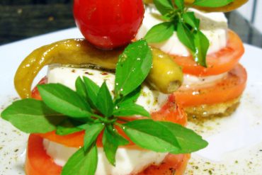 Pincho de queso fresco y tomate al aceite de albahaca