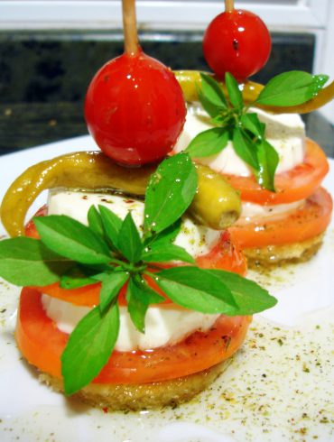 Pincho de queso fresco y tomate al aceite de albahaca