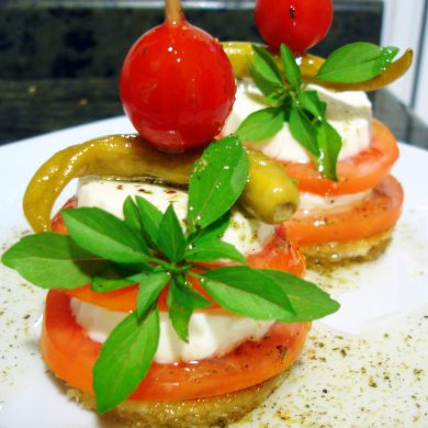 Pincho de queso fresco y tomate al aceite de albahaca