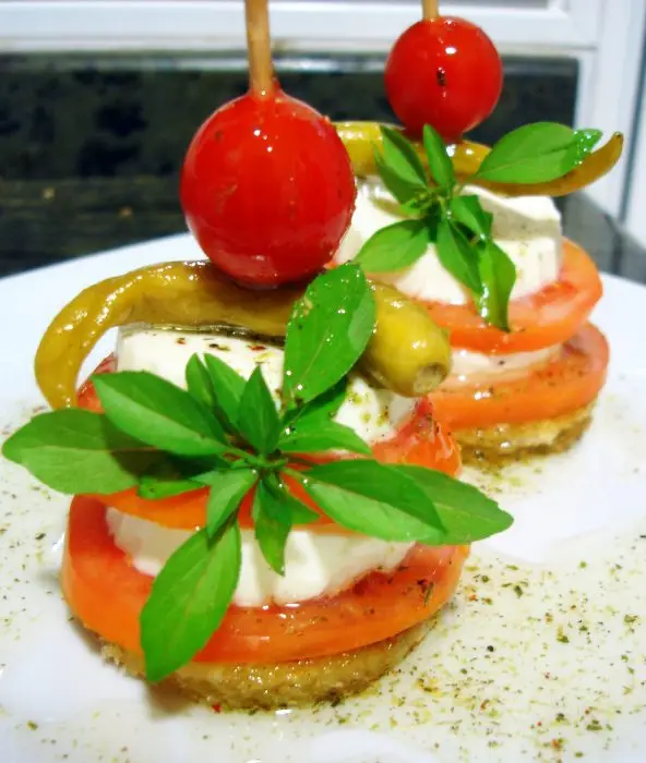 Pincho de queso fresco y tomate al aceite de albahaca Pincho de queso fresco y tomate al aceite de albahaca