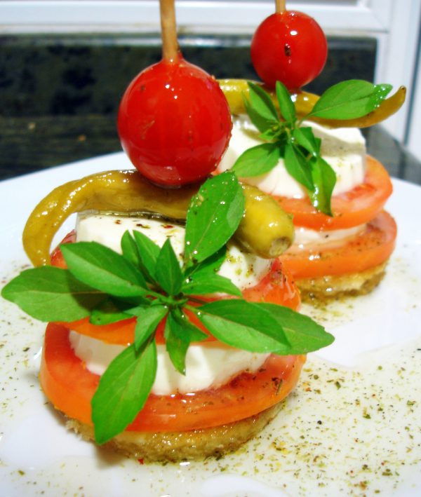 Pincho de queso fresco y tomate al aceite de albahaca