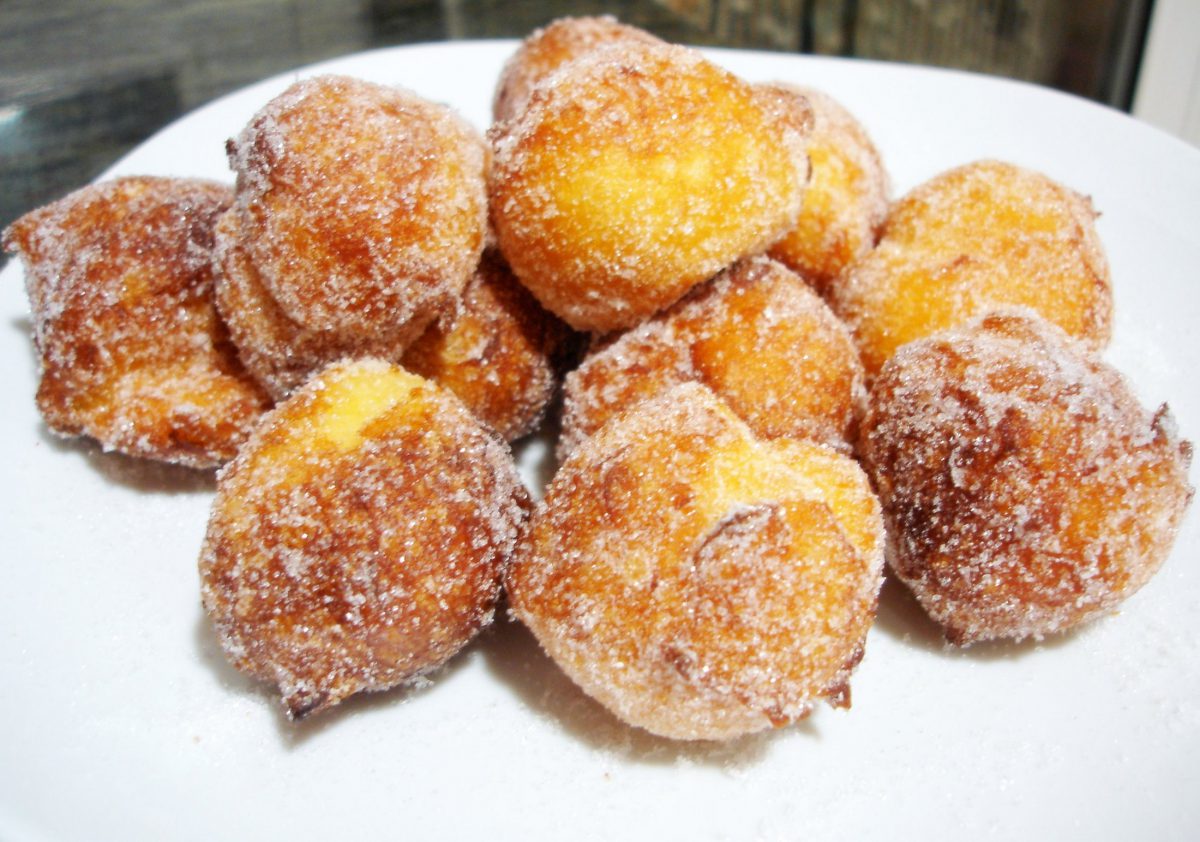 Buñuelos de viento rellenos de crema pastelera