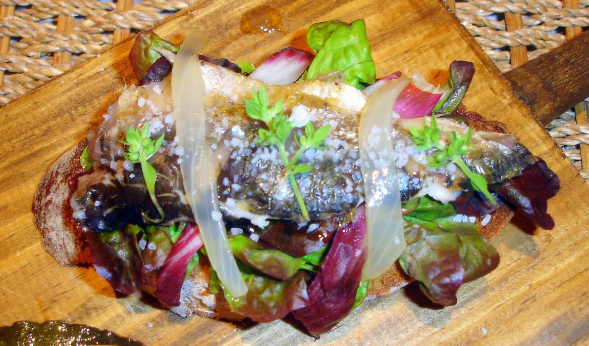 Tosta de sardinas en escabeche