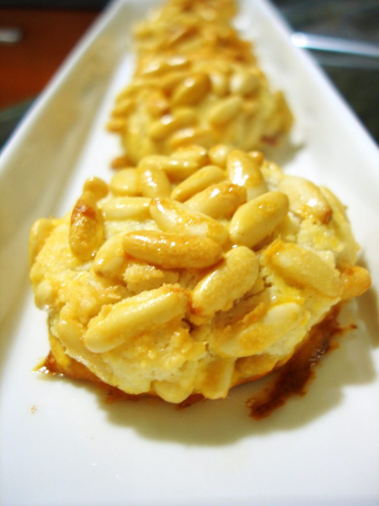 Panellets caseros con piñones