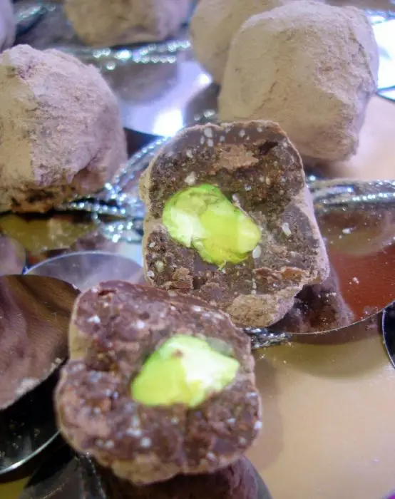 Trufas de piñones rellenas de pistachos 2 Trufas de piñones rellenas de pistachos