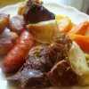 Fuente con las carnes del cocido castellano: morcillo, pollo, tocino, chorizo y morcilla