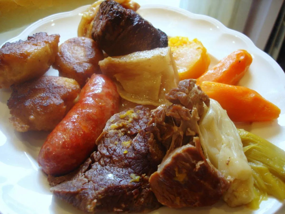 Fuente con las carnes del cocido castellano: morcillo, pollo, tocino, chorizo y morcilla