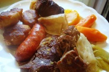 Fuente con las carnes del cocido castellano: morcillo, pollo, tocino, chorizo y morcilla