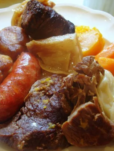Fuente con las carnes del cocido castellano: morcillo, pollo, tocino, chorizo y morcilla