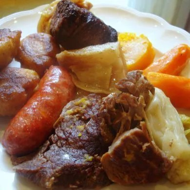 Fuente con las carnes del cocido castellano: morcillo, pollo, tocino, chorizo y morcilla